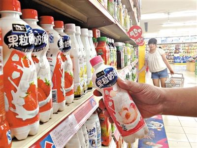 昨日，勁松京客隆超市貨架上，可口可樂果粒奶優(yōu)仍在售。可口可樂公司昨日發(fā)表聲明稱，已使用25公斤可能受到肉毒桿菌污染的乳粉，用于生產(chǎn)個別批次的美汁源果粒奶優(yōu)。新京報記者 韓萌 攝