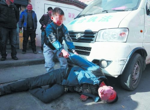 孩子想把躺在執法車前的父親拉起來