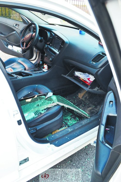 車玻璃被砸碎，車內被翻動。