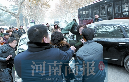 兩名女子廝打在一起,民警上前勸架 兩名女子廝打在一起,民警上前勸架