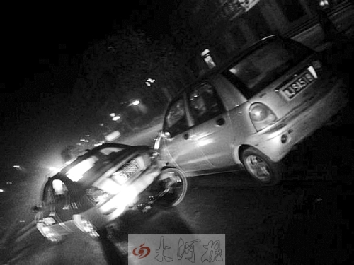 撞上出租車(chē)QQ才停下，兩車(chē)間還夾著一輛自行車(chē)。