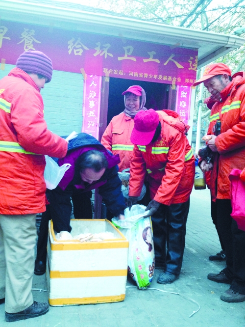 環衛工在領取愛心早餐