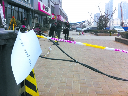 這處危險路段,從表面看沒有一點異常。但是在地面下,坍塌的大坑可裝下中巴車。 這處危險路段,從表面看沒有一點異常。但是在地面下,坍塌的大坑可裝下中巴車。