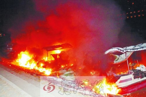 觀光船著火，火光沖天。