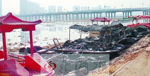 被燒毀的觀光船，殘破不堪。