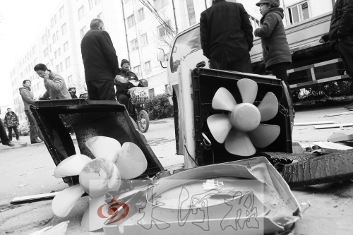 7樓一住戶家中天然氣爆炸,廚房里的排氣扇被炸得掉落地上。 7樓一住戶家中天然氣爆炸,廚房里的排氣扇被炸得掉落地上。