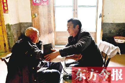 村醫(yī)行醫(yī)24年免費(fèi)為五保戶看病 摩托車(chē)騎壞2輛