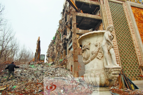 城東路下穿隧道動工,建筑垃圾占據了人行道。 城東路下穿隧道動工,建筑垃圾占據了人行道。