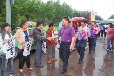 專案組押解嫌疑人回洛，的哥的姐自發前來迎接。