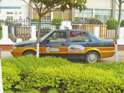 現場遺留的被劫出租車 本版圖片由洛陽市公安局高新派出所提供