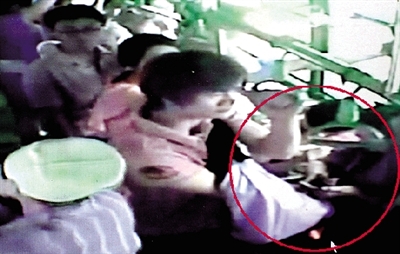 一名小偷拉開了乘客李女士的包，并在包里摸了足足3分多鐘。最終，李女士被偷了2.4萬多元錢。”(翻拍視