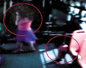 去年10月份的一天，一名女乘客打著電話下了車，包丟在了車上。(翻拍視頻)