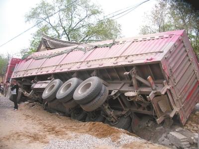 大貨側翻壓塌民房 村民徒手刨石子救出七齡童 大貨側翻壓塌民房 村民徒手刨石子救出七齡童