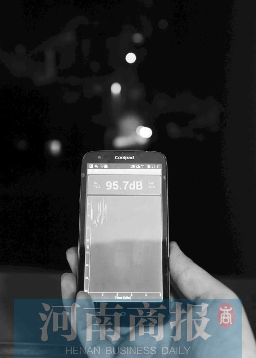 在黃先生家中，測得噪音為95.7分貝