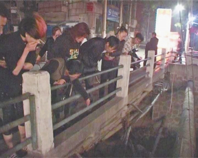 圍觀群眾感嘆橋那么高，被扔下橋的劉先生真是“萬(wàn)幸”。