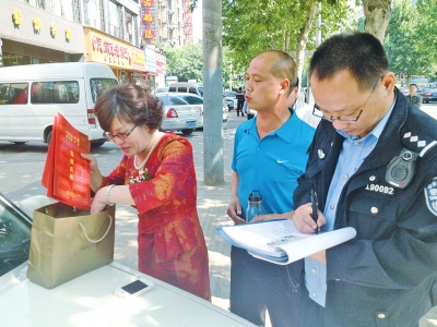 失主在清點、認領失物。