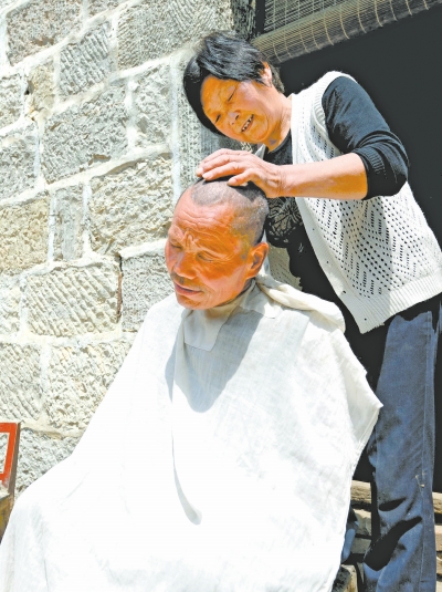 為了照顧兩個小叔，馬英專門學(xué)會了理發(fā)。