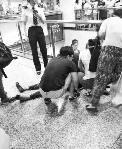 男子繼母被捅傷后跑到站內，倒在了地上（圖片來自網絡）。