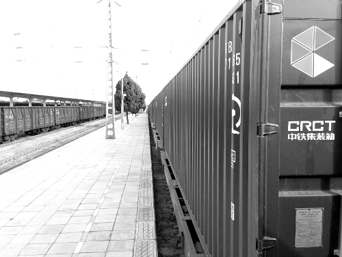 此次班列跟車(chē)工作人員@就著米飯吃面條發(fā)微博說(shuō)：一路走來(lái)，每個(gè)停靠站的工作人員都在夸我們的集裝箱。