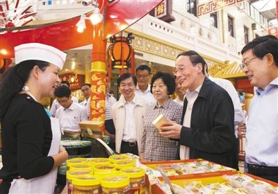 9月6日,王岐山在天津南市食品街調研,在月餅柜臺前,詢問中央關于中秋國慶嚴禁公款送禮的規定發布后的銷售情況。新華社記者 李學仁 攝 9月6日,王岐山在天津南市食品街調研,在月餅柜臺前,詢問中央關于中秋國慶嚴禁公款送禮的規定發布后的銷售情況。新華社記者 李學仁 攝