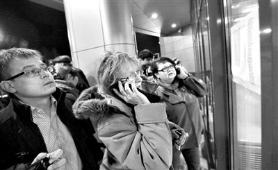 11月17日，俄羅斯喀山機(jī)場，一些人在查看航站樓上貼著的遇難者名單，他們可能是遇難者的親屬。