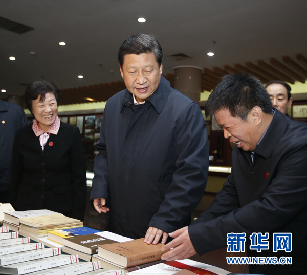 26日上午，習(xí)近平在孔子研究院參觀考察。新華社記者鞠鵬 攝