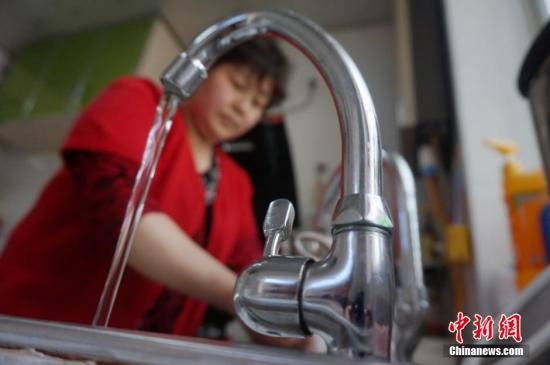圖為4月13日,蘭州市七里河區居民李大媽用自來水洗菜。楊艷敏 攝 圖為4月13日,蘭州市七里河區居民李大媽用自來水洗菜。楊艷敏 攝