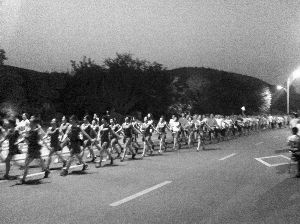 廣場舞大媽“轉行”,徐州每晚萬人暴走 廣場舞大媽“轉行”,徐州每晚萬人暴走