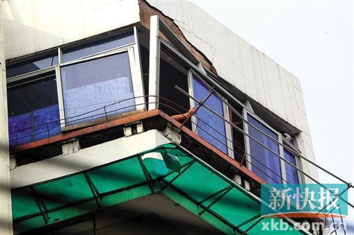 燒水時發生煤氣爆炸 灑來一陣“玻璃雨”