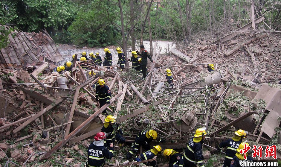 圖為南京消防隊員在現場搜救。中新社發 梅亮 攝 圖為南京消防隊員在現場搜救。中新社發 梅亮 攝