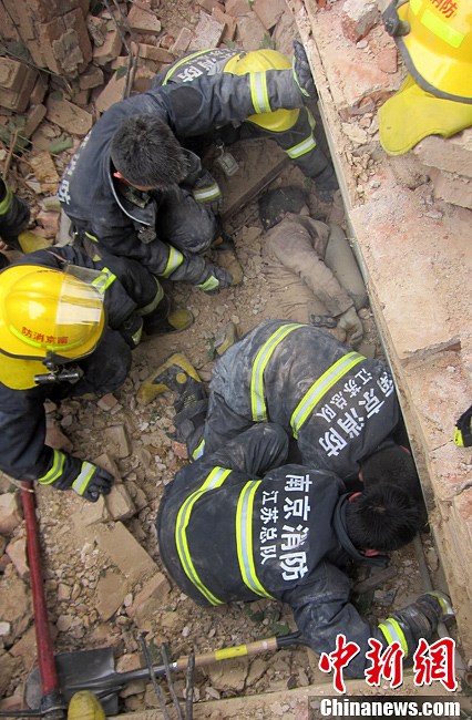 圖為南京消防隊員找到被埋工人。中新社發 梅亮 攝 圖為南京消防隊員找到被埋工人。中新社發 梅亮 攝