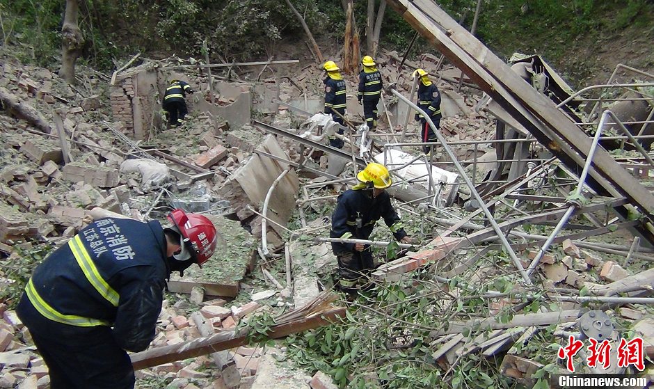 圖為南京消防隊員在現場搜救。中新社發 梅亮 攝 圖為南京消防隊員在現場搜救。中新社發 梅亮 攝