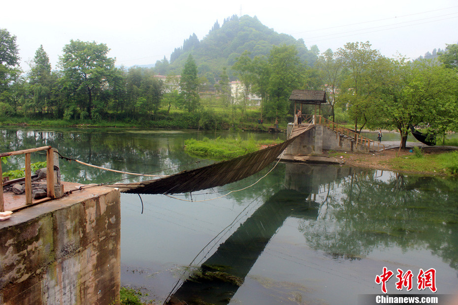 5月1日晚9點(diǎn)10分左右,湖南省鳳凰縣沱江鎮(zhèn)棉寨村距縣城3公里處桃花島篝火晚會(huì)散場(chǎng)時(shí),游客經(jīng)過(guò)近水 5月1日晚9點(diǎn)10分左右,湖南省鳳凰縣沱江鎮(zhèn)棉寨村距縣城3公里處桃花島篝火晚會(huì)散場(chǎng)時(shí),游客經(jīng)過(guò)近水