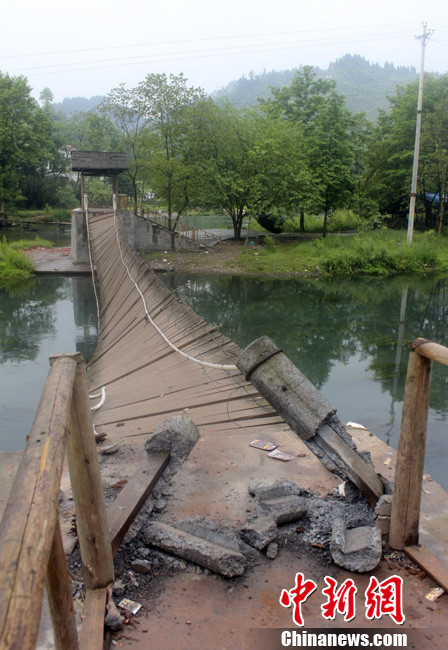 5月1日晚9點(diǎn)10分左右,湖南省鳳凰縣沱江鎮(zhèn)棉寨村距縣城3公里處桃花島篝火晚會(huì)散場(chǎng)時(shí),游客經(jīng)過(guò)近水 5月1日晚9點(diǎn)10分左右,湖南省鳳凰縣沱江鎮(zhèn)棉寨村距縣城3公里處桃花島篝火晚會(huì)散場(chǎng)時(shí),游客經(jīng)過(guò)近水
