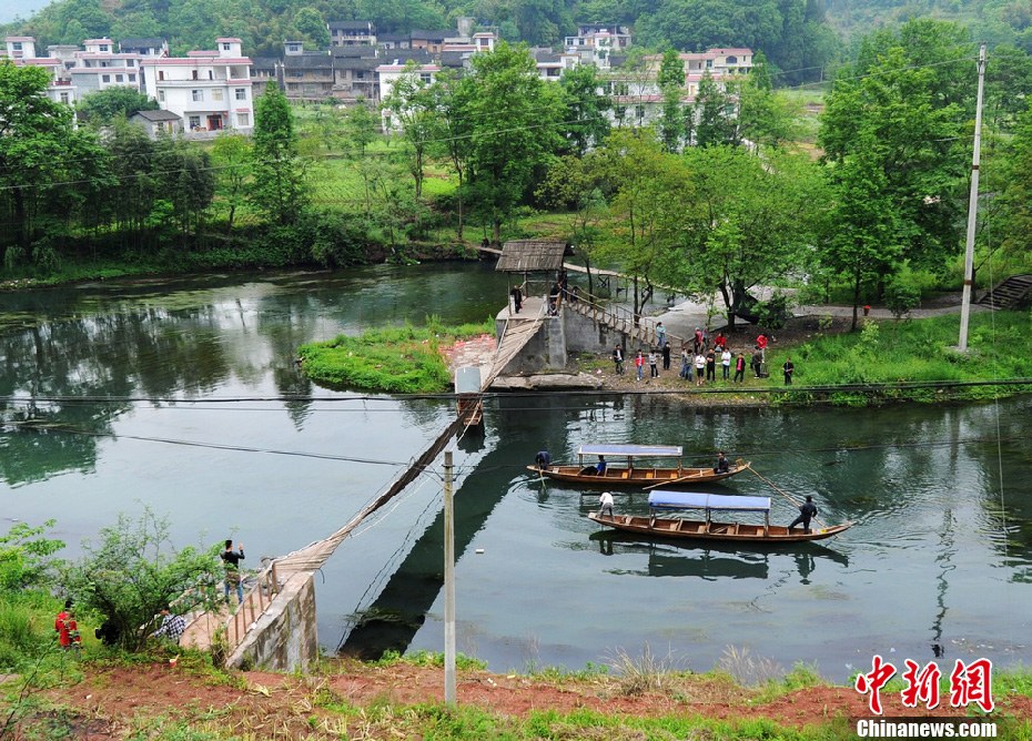 5月2日,鳳凰縣搜尋人員仍在沱江下游搜尋。 5月2日,鳳凰縣搜尋人員仍在沱江下游搜尋。