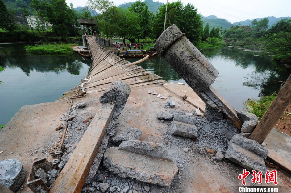 圖為吊橋的橋墩已經(jīng)嚴(yán)重?cái)嗔选? alt=