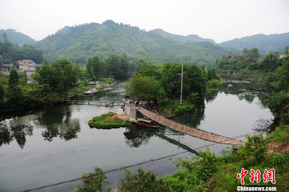 5月2日,鳳凰縣搜尋人員仍在沱江下游搜尋。 5月2日,鳳凰縣搜尋人員仍在沱江下游搜尋。