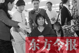 坐在輪椅上的，就是為兒子捐出肝、腎的母親潘大想