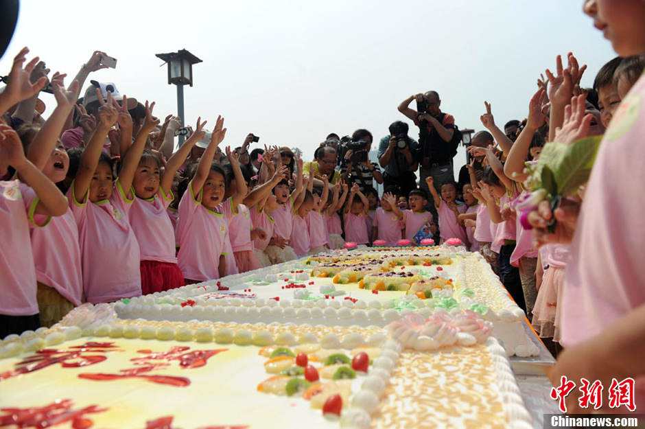 圖為孩子們準備享用生日蛋糕。張浪 攝