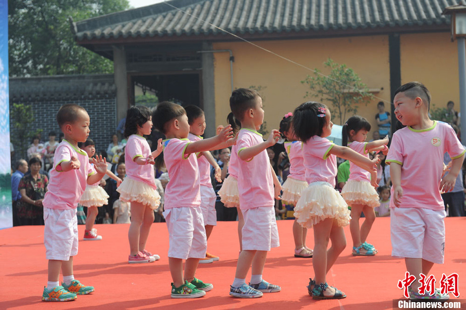 圖為孩子們在生日Party上表演節目。張浪 攝