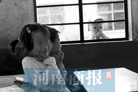 她不止一次說想去上學，而更多的時候，她是站在教室外面，眼巴巴地看著里面的小朋友