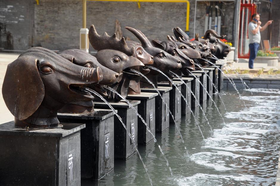 圖為十二獸首嘴里不停向外噴水。