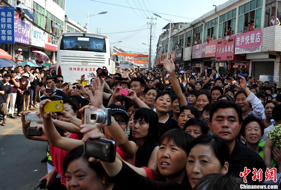 6月5日,一年一度的毛坦廠鎮(zhèn)“送考節(jié)”到來(lái),70輛大巴車護(hù)送毛坦廠中學(xué)萬(wàn)名考生安全赴考。 6月5日,一年一度的毛坦廠鎮(zhèn)“送考節(jié)”到來(lái),70輛大巴車護(hù)送毛坦廠中學(xué)萬(wàn)名考生安全赴考。