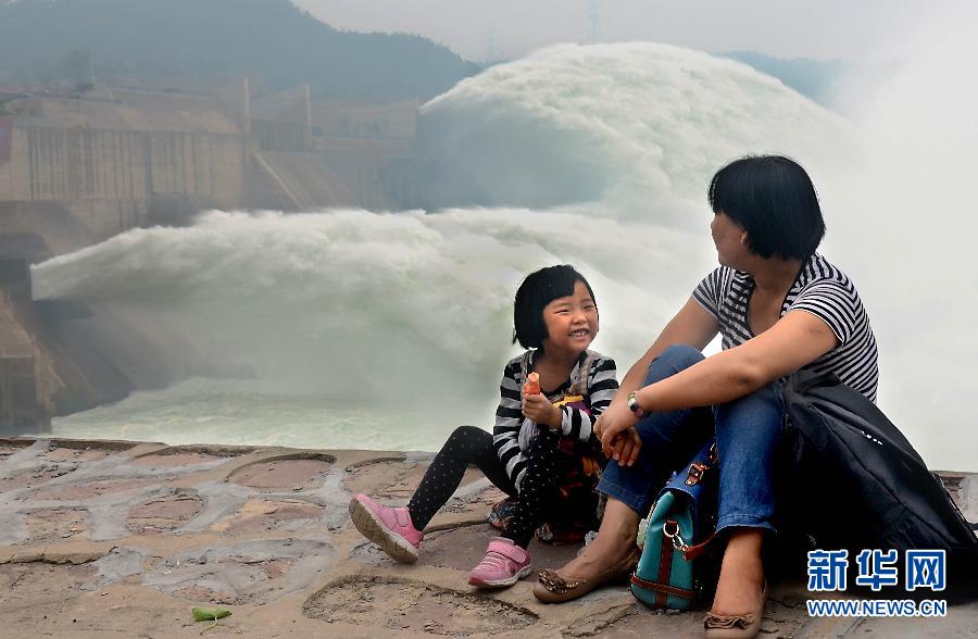 　6月22日，兩位游客在黃河小浪底景區(qū)內(nèi)歇息。