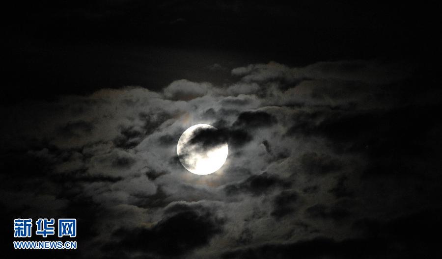 6月23日晚，一輪圓月高懸在海南省海口市上空。