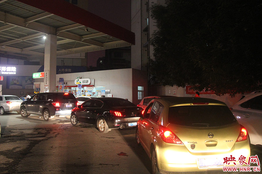 加油站內,車主們正在正待為愛車加油 加油站內,車主們正在正待為愛車加油