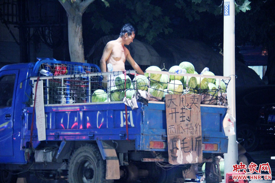 深夜鄭州街頭的瓜農 深夜鄭州街頭的瓜農