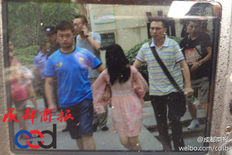 圖為事發現場，嫌疑人被警方控制。