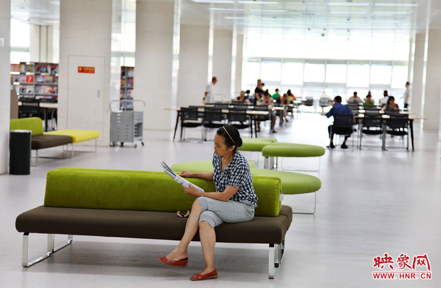 早上十點左右，已經有不少讀者來管內看書了。