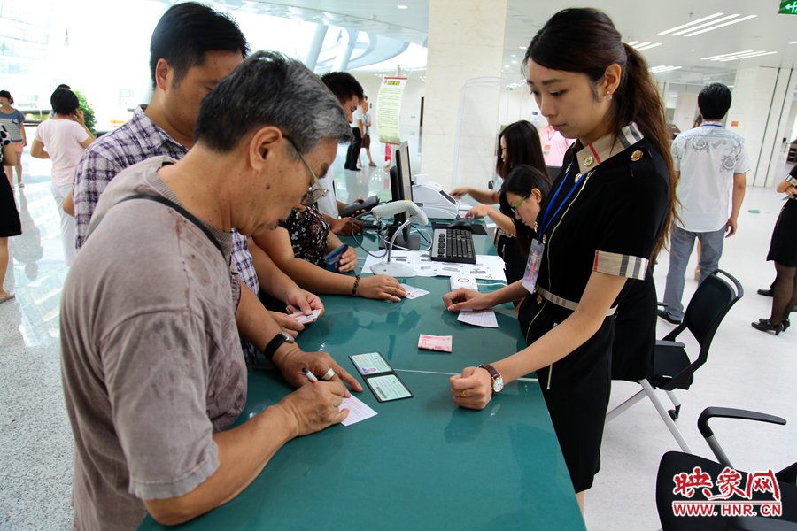 辦理借書卡很便捷，只需要身份證和一百元押金就可以。